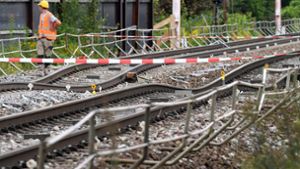 Bild vom 16. August 2017: An der Tunnel-Baustelle in Rastatt hatten sich die Bahngleise abgesenkt, die verbogenen Schienen wurden gesperrt. Foto: dpa