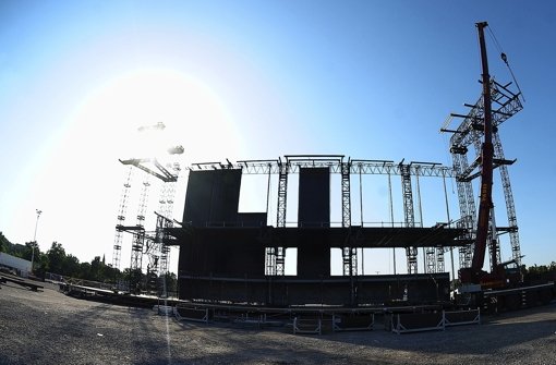 Auf dem Cannstatter Wasen wird eine 40 Meter breite und 24 Meter hohe Bühne für die US-Band Bon Jovi aufgebaut. Foto: Michele Danze