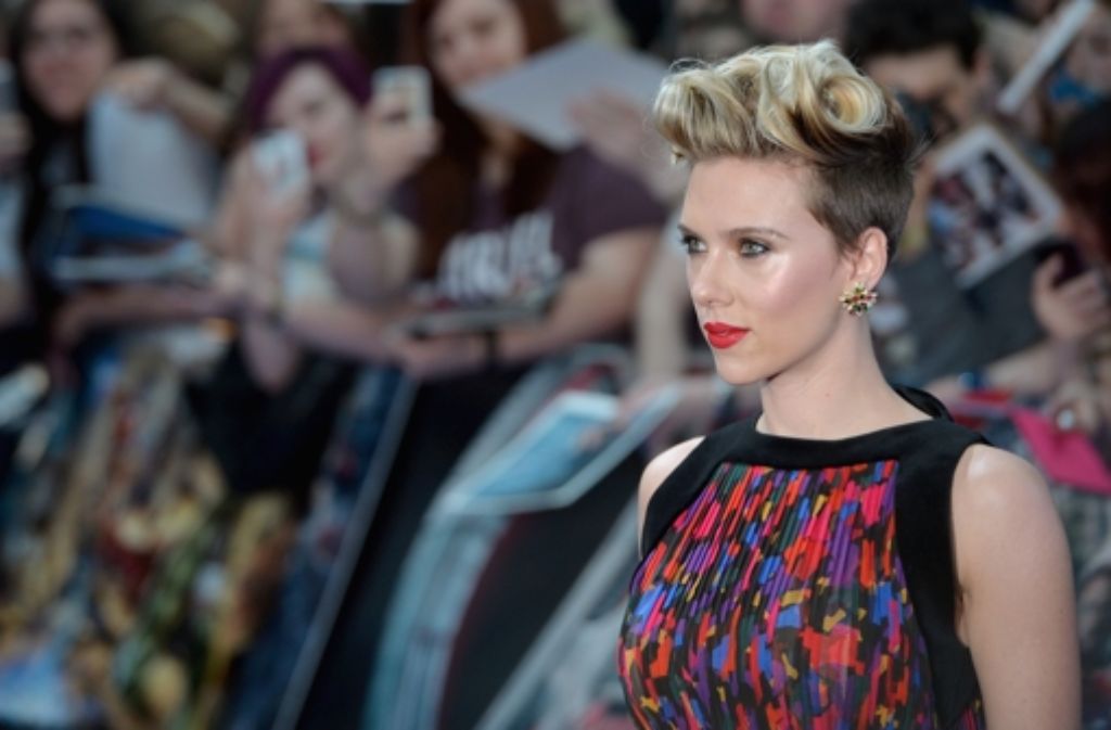 Stars wie Scarlett Johansson haben die Fans bei der Europa-Premiere von Avengers: Age of Ultron in London begeistert.