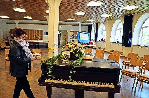 Hausmeisterin Slavica Petrasevic macht den Luthersaal schmuck, der zum Mittelpunkt des Stadtteilzentrums werden soll. Foto: Linsenmann
