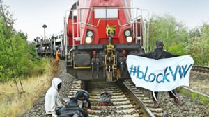 Umweltaktivisten blockierten am Dienstag einen Zug, der das VW-Werk in Wolfsburg verlassen wollte. Foto: dpa
