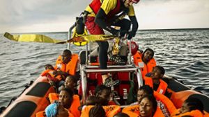 Der Migrationspakt der Vereinten Nationen soll dafür sorgen, dass Migranten legal und sicher in aufnahmebereite Staaten gelangen – und nicht wie auf dem Mittelmeer in lebensbedrohliche Situationen geraten und gerettet werden müssen. Foto: AP