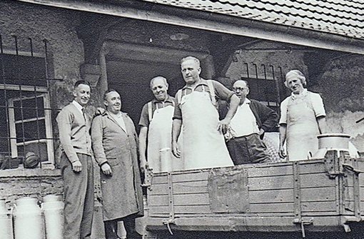 Gerard Mandjes (ganz links) vor der Milchverwertung in Balingen. Foto: Mandjes