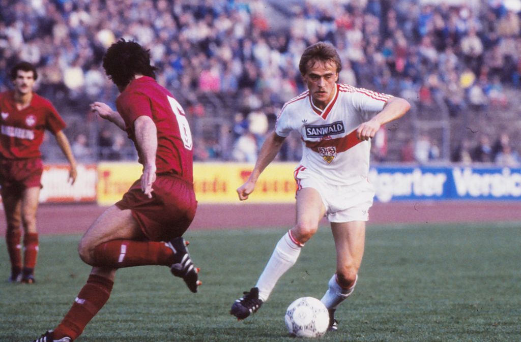 Von 1980 bis 1996 spielte Günther Schäfer (re.) für den VfB Stuttgart und wurde zweimal deutscher Meister. Später war er unter anderem Fanbetreuer, Co-Trainer und Leiter der Fußballschule. Aktuell ist er Teambetreuer beim Zweitligateam.