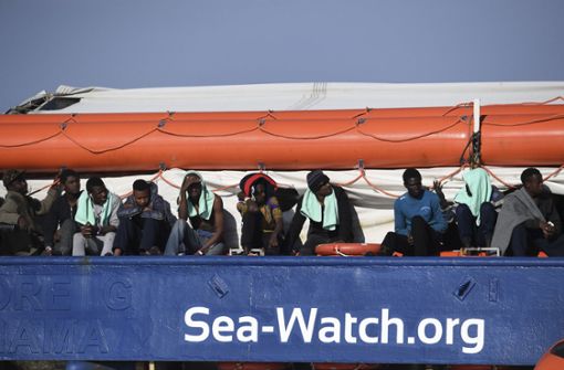Anderthalb Wochen nach der Rettung von 47 Bootsflüchtlingen vor der libyschen Küste ist das Schiff „Sea-Watch 3“ weiterhin vor dem Hafen von Syrakus in Sizilien blockiert. Foto: AP