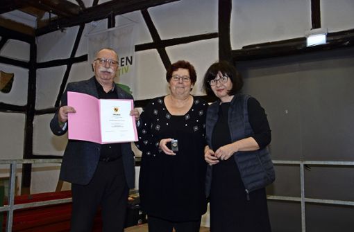 Bezirksvorsteherin  Beate Dietrich (r.) hat    Dagmar und Kurt Hoffmann  die Ehrenmünze der Stadt Stuttgart überreicht. Foto: Kuhn