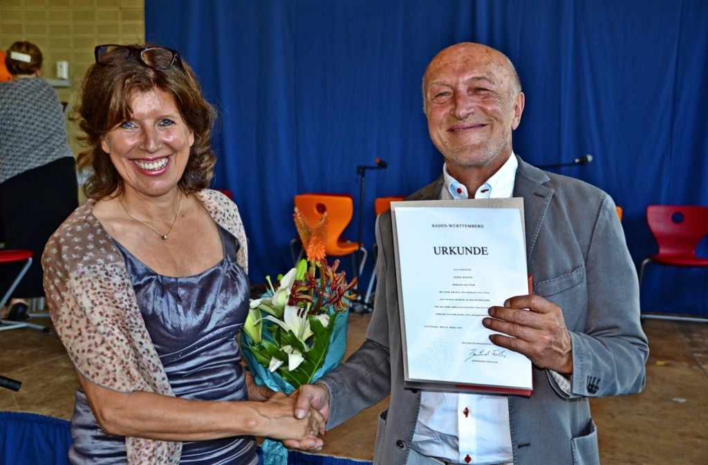 Jürgen Sautter nimmt seine Urkunde von Karin Bogen-Dittrich entgegen. Foto: Fatma Tetik