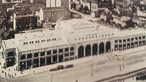 Der Hindenburgbau gegenüber dem Hauptbahnhof wird im Mai 1928 zur ersten Adresse für Sternegucker. Das Planetarium nimmt in dem monumentalen Gebäude seinen Betrieb auf. In unserer Bildergalerie blicken wir zurück und hinter die Kulissen der Sternenwelt. Foto: Planetarium