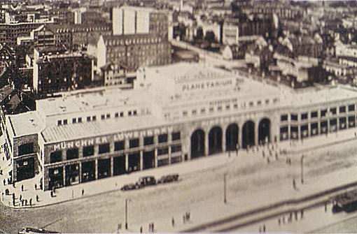 Der Hindenburgbau gegenüber dem Hauptbahnhof wird im Mai 1928 zur ersten Adresse für Sternegucker. Das Planetarium nimmt in dem monumentalen Gebäude seinen Betrieb auf. In unserer Bildergalerie blicken wir zurück und hinter die Kulissen der Sternenwelt. Foto: Planetarium
