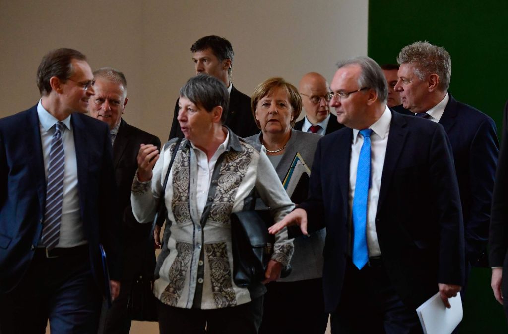 Unter anderem Berlins Erster Bürgermeister Michael Müller, Stuttgarts OB Fritz Kuhn und Umweltministerin Barbara Hendricks (von links) waren beim Treffen mit der Kanzlerin Angela Merkel. Foto: AFP
