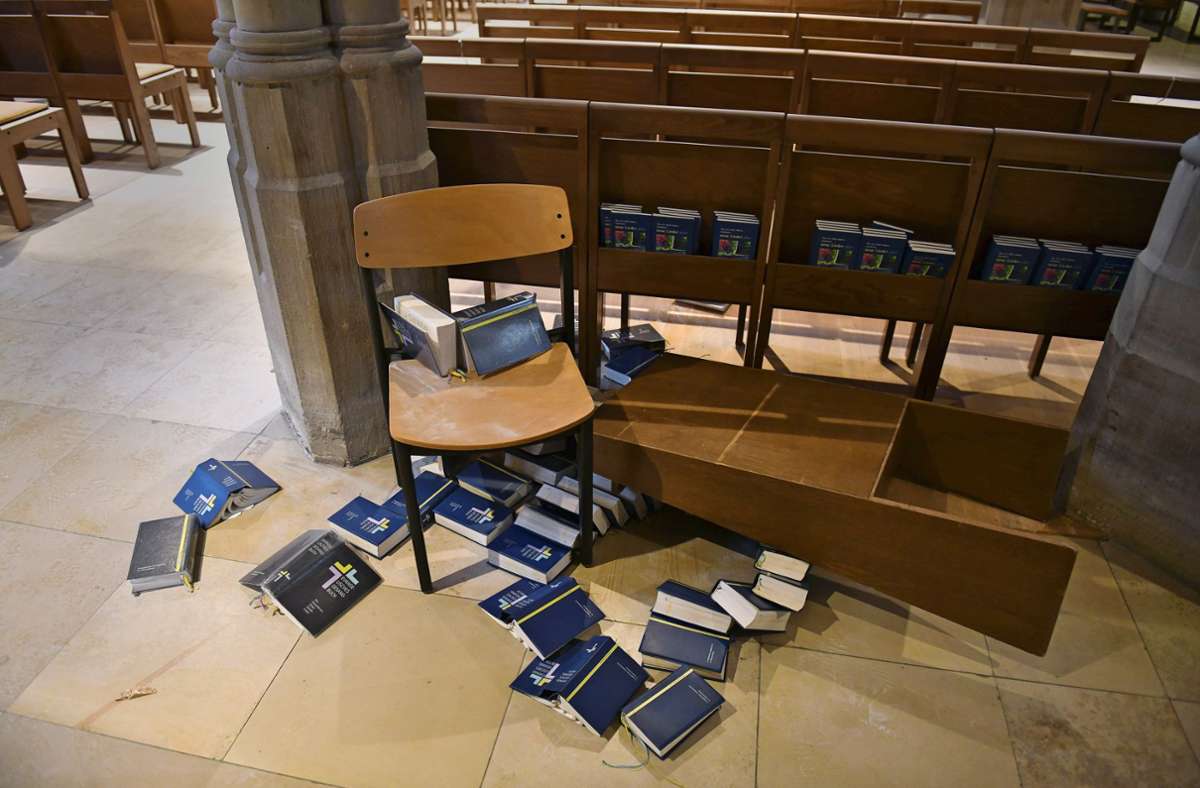 Im Kirchenschiff riss der Mann Gesangbücher aus den Regalen.