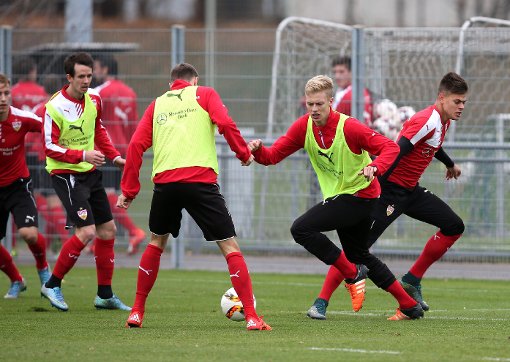 Die VfB-Stuttgart-Profis haben beim Dienstagvormittags-Training ordentlich Gas gegeben. Von links: Robbie Kruse, Daniel Schwaab, Timo Baumgartl, Jan Kliment. Foto: Pressefoto Baumann