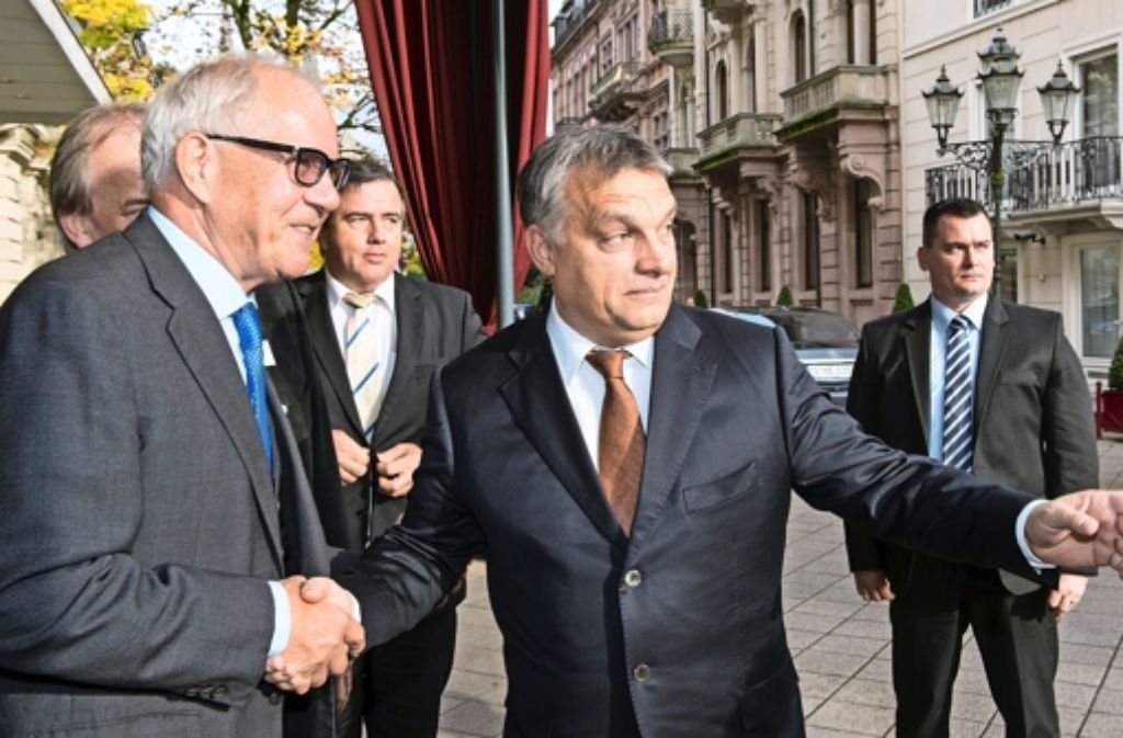 Der ungarische Premierminister Viktor Orban (r) wird in Baden-Baden  von Brun-Hagen Hennerkes (l), Vorstandsvorsitzender der Stiftung Familienunternehmen, begrüßt. Foto: dpa