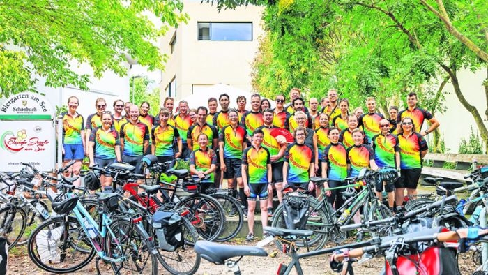 Den Krebs besiegt: Regenbogenfahrer machen Station in Böblingen