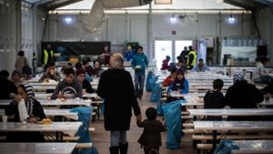 Das Land will Flüchtlinge so schnell wie möglich aus den Notquartieren in die Kommunen verlegen – und macht auch über die Feiertage keine Pause Foto: Lichtgut/Achim Zweygarth