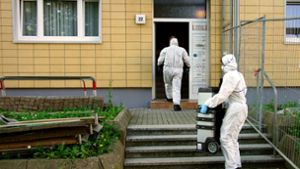 Zwei Mitarbeiter der Spurensicherung gehen in ein Haus in Nordhausen, in dem eine 22 Jahre alte Studentin tot aufgefunden worden war. Die Frau wurde in der Nacht zu Dienstag vermutlich Opfer einer Gewalttat. Foto: dpa