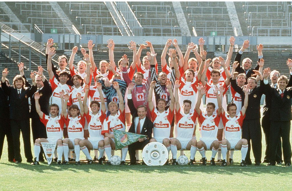 In der Woche nach dem Titelgewinn 1992 posierte die Meistermannschaft des VfB Stuttgart für unsere Redaktion im Stuttgarter Stadion. Foto: Baumann