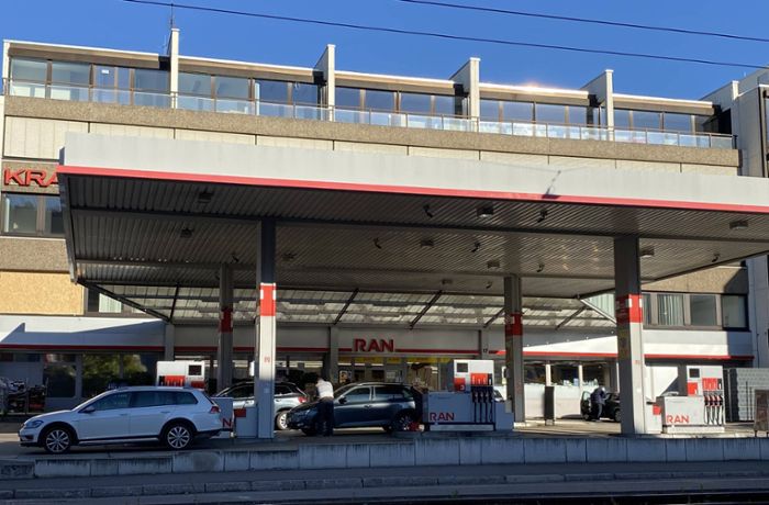 Überfall auf Tankstelle in Stuttgart-Wangen: Polizei sucht mit Fotos nach Tätern