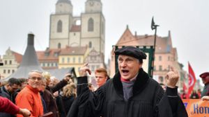 Der langjährige Luther-Darsteller Bernhard Naumann unterhält die Besucher des Reformationsfestes auf dem Marktplatz vor der Stadtkirche in Wittenberg. Foto: dpa