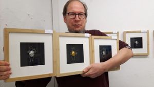 Marko Schacher stellt die filigranen Figuren des Künstlers Marcus Gwiasda in seiner Galerie in der Breitscheidstraße aus. Foto: Eva Funke