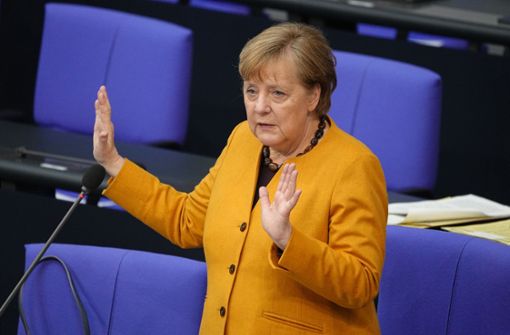 Bundeskanzlerin Angela Merkel entschuldigt sich am Mittwoch für den Fehler und nimmt ihre Entscheidung zurück, Gründonnerstag und Karsamstag zu Ruhetagen zu verordnen. Foto: dpa/Michael Kappeler