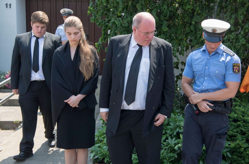 Walter Kohl mit seinen Kindern vor dem Haus seines Vaters, des verstorbenen Ex-Kanzlers Helmut Kohl. Ein Polizist verwehrt ihnen den Einlass in das Gebäude.