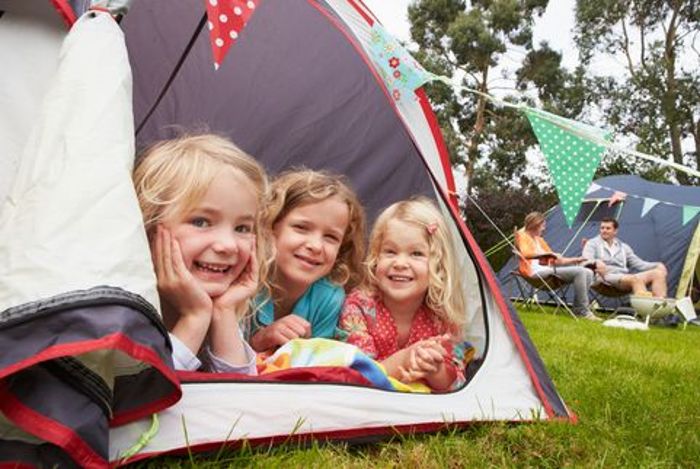 Beim Camping und Zelten mit Kindern muss an vieles gedacht und einiges eingepackt werden.