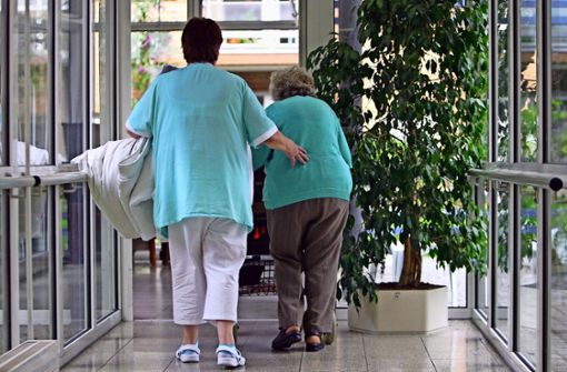 Altenpflegerinnen besser zu bezahlen ist fast Konsens – aber der Weg ist umstritten. Foto: dpa