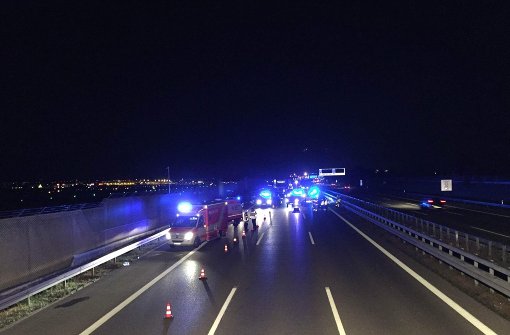 Auf der A8 kommt es am Samstagabend zu einer schweren Unfall in Höhe des Stuttgarter Flughafens. Foto: 7aktuell/Alexander Hald
