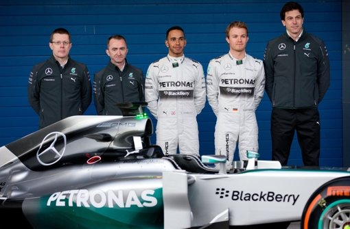 Damals war die Mercedes-Welt noch in Ordnung: Motorsportchef Toto Wolff (rechts) und die Fahrer Nico Rosberg (zweiter von rechts) und Lewis Hamilton (Mitte) bei der Vorstellung des neuen Boliden im Januar 2014. Foto: dpa