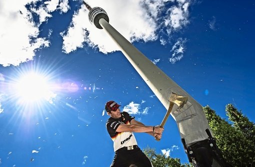 Im Juni 2013 noch eine optische Täuschung: Sportholzfäller Robert Ebner bringt den Fernsehturm aus dem Lot – Droht nun tatsächlich die Schräglage? Foto: Sebastian Marko