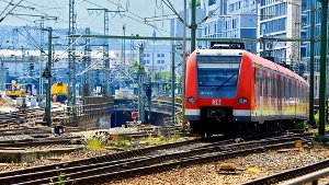 Wegen einer Weichenstörung wird der S-Bahn-Verkehr in Stuttgart zwischen Hauptbahnhof und Schwabstraße am Dienstagmittag für etwa eine Stunde komplett gesperrt. Foto: dpa