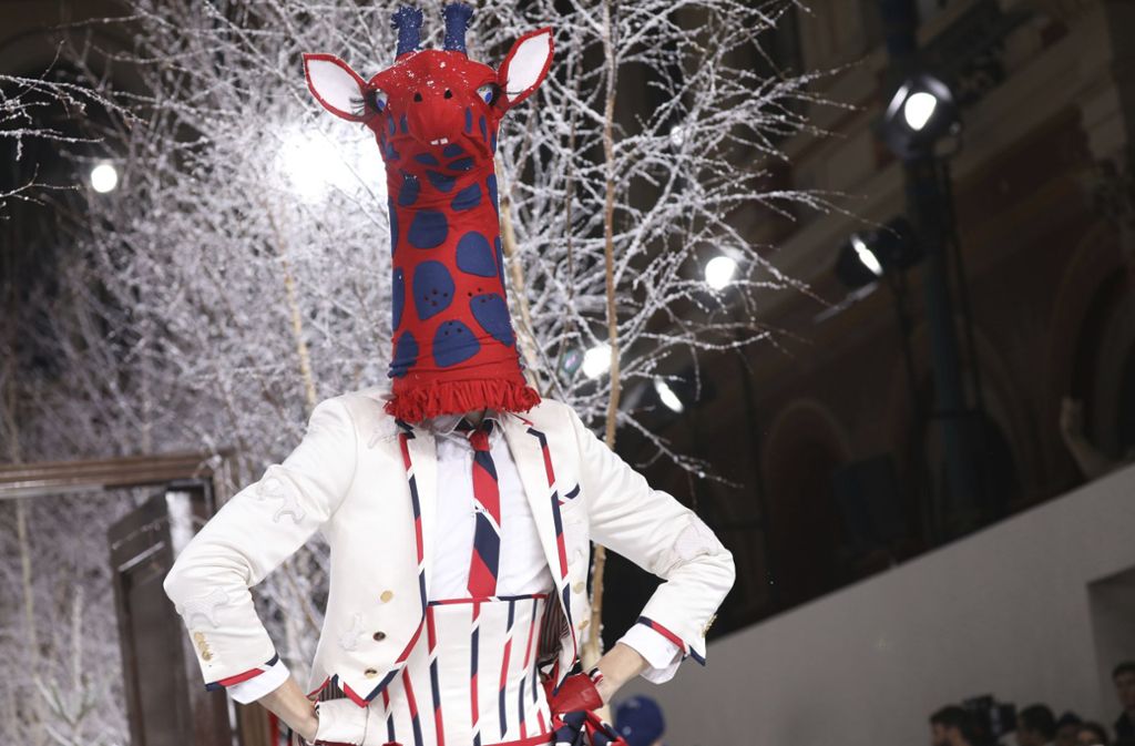 Highlight auf der Pariser Fashion Week: Waghalsiges Giraffenoutfit bei Thom Browne.