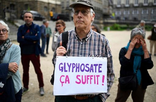Ein Mann protestiert im französischen Renne gegen die weitere Zulassung von Glyphosat. Am Freitag wurde die Entscheidung dazu in Brüssel allerdings vertagt. Foto: AFP/DAMIEN MEYER