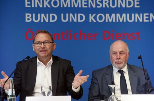 Frank Werneke (Verdi, links) und Ulrich Silberbach (Beamtenbund) präsentieren die Lohnforderung. Foto: dpa/Wolfgang Kumm
