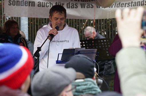 Michael Ballweg bei einer Kundgebung nahe der JVA Stuttgart-Stammheim, die er am 4. April unter Auflagen hatte verlassen dürfen. Foto: LICHTGUT/Max Kovalenko