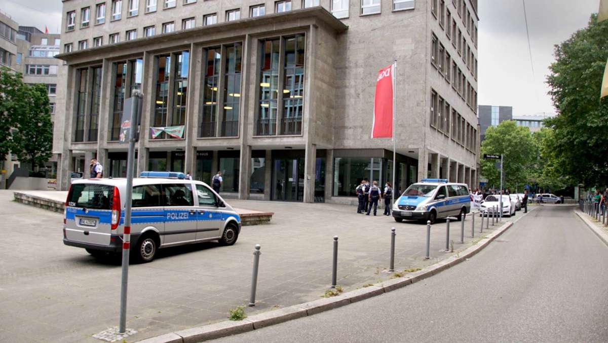 Polizeieinsatz auf der Baustelle in Stuttgart: Rechtsextreme Aktion beim Klinikum