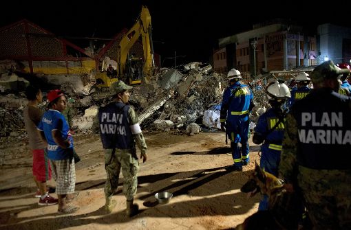 Helfer räumen die Trümmer in Juchitan beiseite, die das Erdbeben hinterlassen hat. Foto: AP