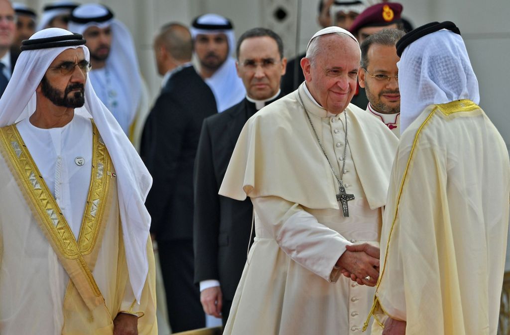 Papst Franziskus wird vom Kronprinzen Mohammed bin Said Al Nahjan begrüßt. Foto: AFP