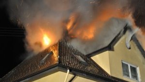 Ein Blitzeinschlag setzte ein Haus in Erolzheim (Kreis Biberach) in Brand. Foto: dpa