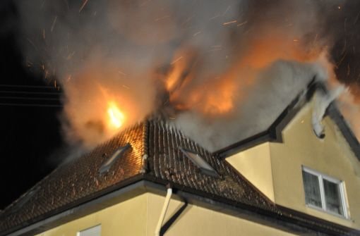 Ein Blitzeinschlag setzte ein Haus in Erolzheim (Kreis Biberach) in Brand. Foto: dpa
