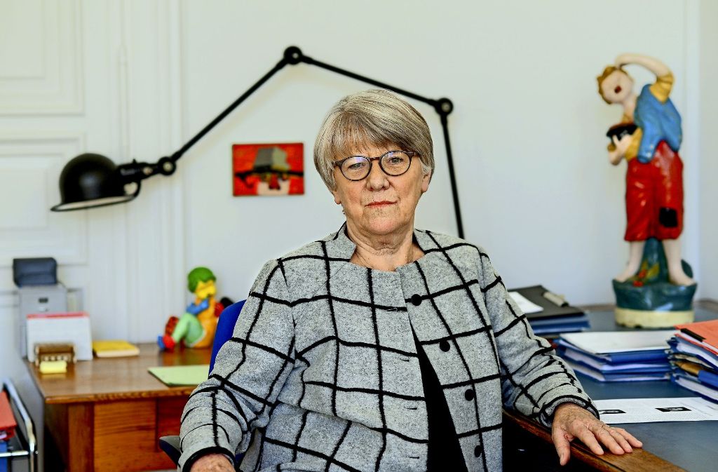 Die Straf Verteidigerin Ulrike Zecher Diana Mit Spielbein