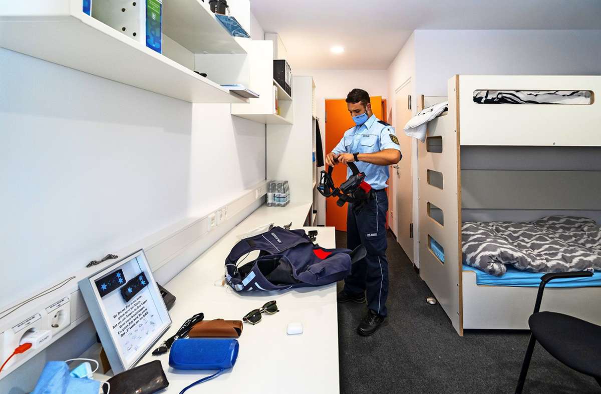 Im orangenen Trakt teilt sich Polizeischüler Sebastian Pahor mit einem Kollegen ein Zimmer mit Stockbetten.