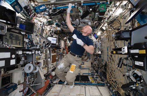 Alexander Gerst beim Putzen auf der Raumstation ISS. Foto: Alexander Gerst