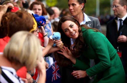 Bei ihrer Reise durch Neuseeland haben William, Kate und George in Cambridge halt gemacht. Unzählige Menschen wollten das Prinzenpaar zu Gesicht bekommen. Foto: GETTY IMAGES POOL