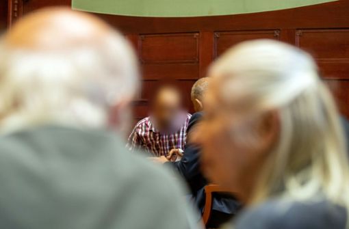 Ein wegen Mordes angeklagter Marokkaner (M) sitzt vor Prozessbeginn im Sitzungssaal im Landgericht Bayreuth. Dem Lastwagenfahrer wird vorgeworfen eine  28-jährige Tramperin  an der Autobahn 9 mitgenommen und anschließend ermordet zu haben. Foto: Daniel Karmann/dpa
