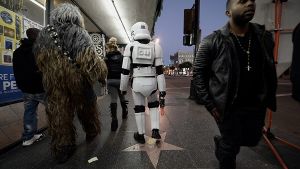 So muss Fanliebe aussehen: Selbstbewusst spazieren zwei „Star Wars“-Fans über das Hollywood Boulevard. Sie haben sich als ihre Idole verkleidet. Foto: EPA