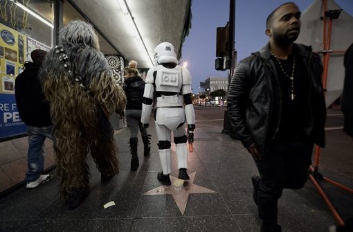 So muss Fanliebe aussehen: Selbstbewusst spazieren zwei „Star Wars“-Fans über das Hollywood Boulevard. Sie haben sich als ihre Idole verkleidet. Foto: EPA