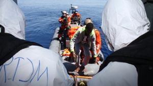 In der Flüchtlingskrise gehören Rettungseinsätze – hier Besatzungsmitglieder der Fregatte „Hessen“ mit Schiffbrüchigen – seit Monaten zum Alltag der Marine. Jetzt soll sie im Nato-Verbund in der Ägäis Schleppernetzwerke aufspüren. Foto:  