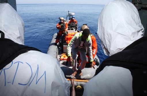 In der Flüchtlingskrise gehören Rettungseinsätze – hier Besatzungsmitglieder der Fregatte „Hessen“ mit Schiffbrüchigen – seit Monaten zum Alltag der Marine. Jetzt soll sie im Nato-Verbund in der Ägäis Schleppernetzwerke aufspüren. Foto:  